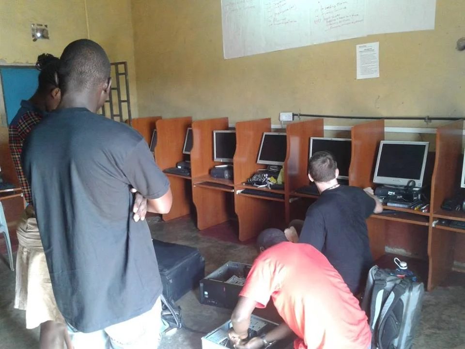 In Ol Donyo Sabuk hat Leapfrog gemeinsam mit der DISC Initiative ein Netzwerk installiert. Das Foto zeigt den Aufbau des Netzwerkes