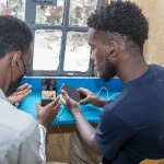 Junge Menschen und Entscheidungsträger  aus Nairobis Slum Mathare erfahren IT Bildung